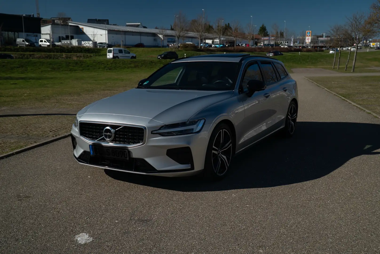 Volvo V60 R Design AWD Grau - 2