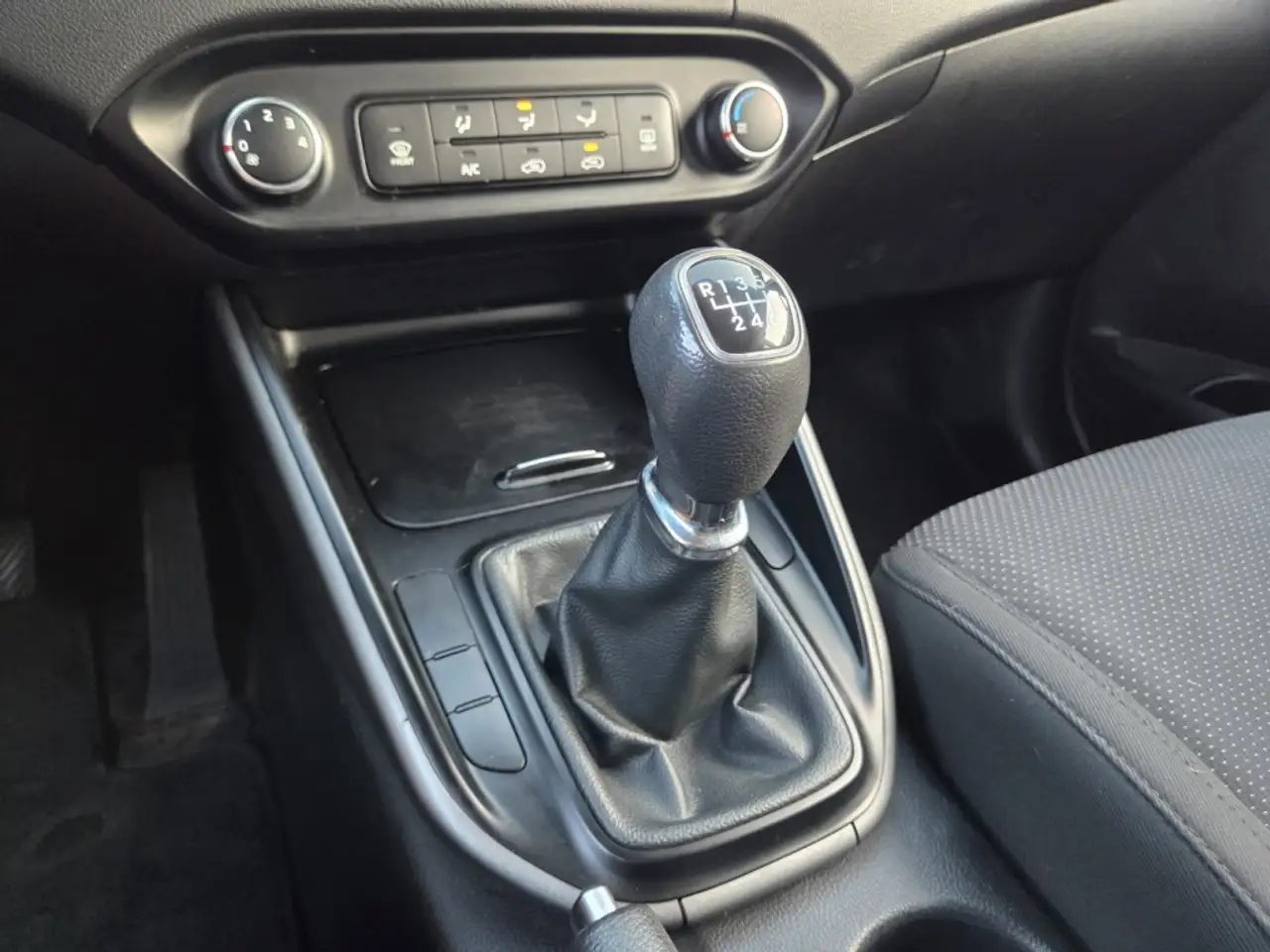 Kia Rondo снимка Kia Rondo