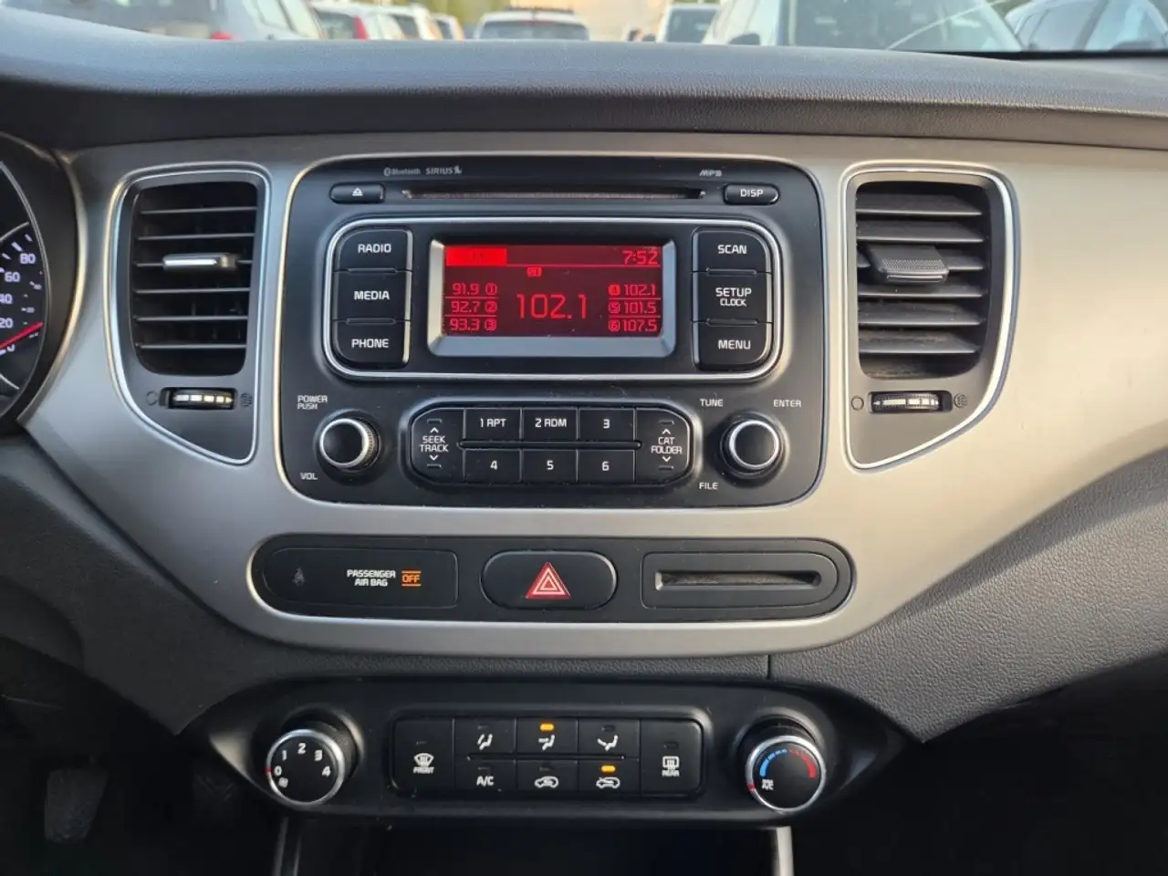 Kia Rondo снимка Kia Rondo
