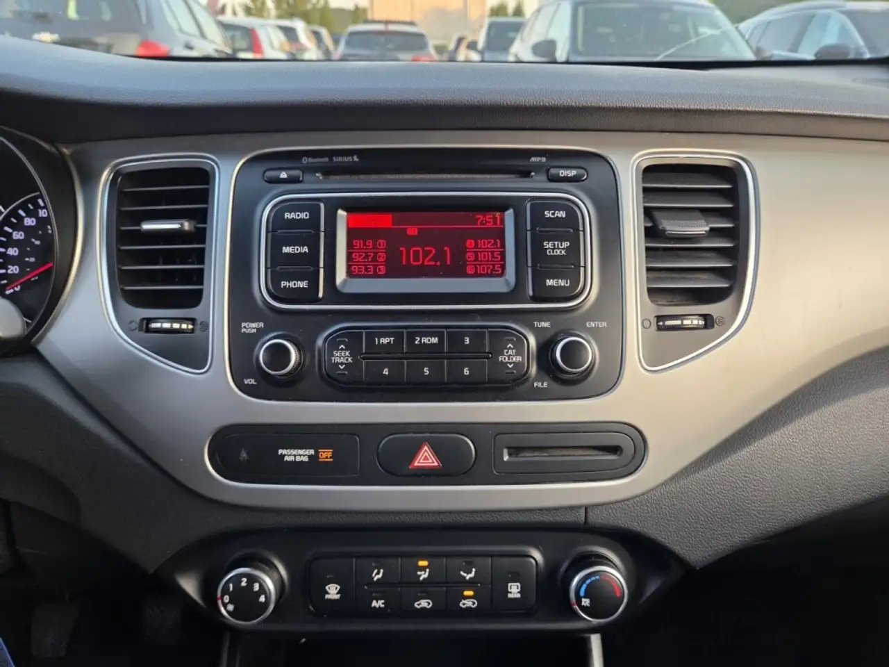 Kia Rondo снимка Kia Rondo