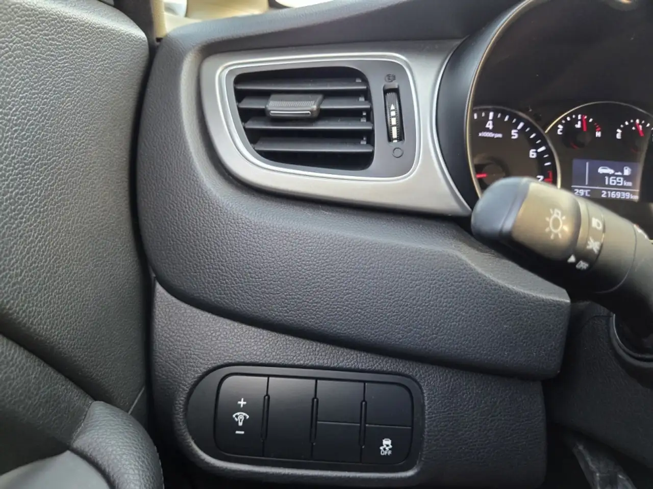 Kia Rondo снимка Kia Rondo