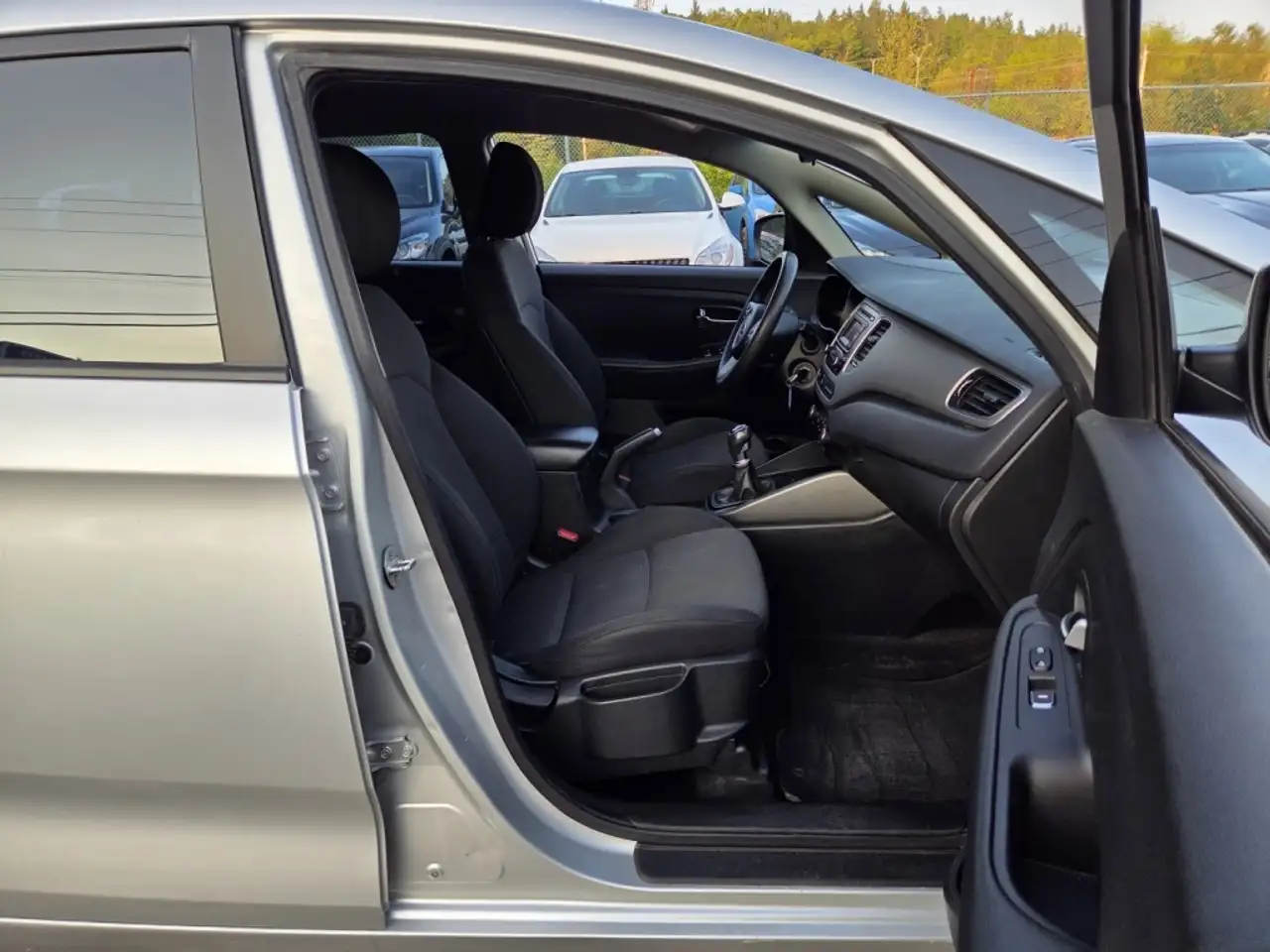 Kia Rondo снимка Kia Rondo