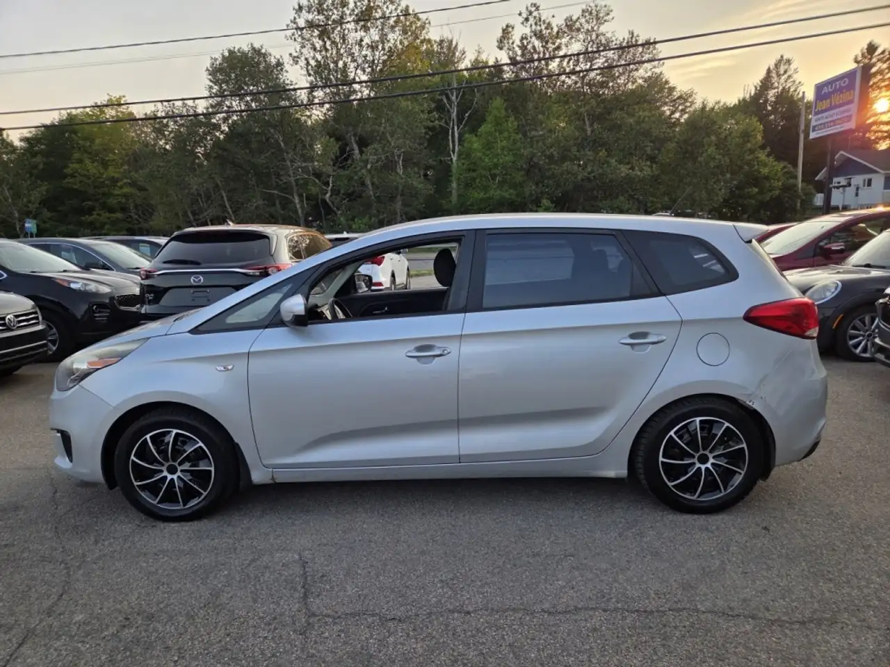 Kia Rondo снимка Kia Rondo