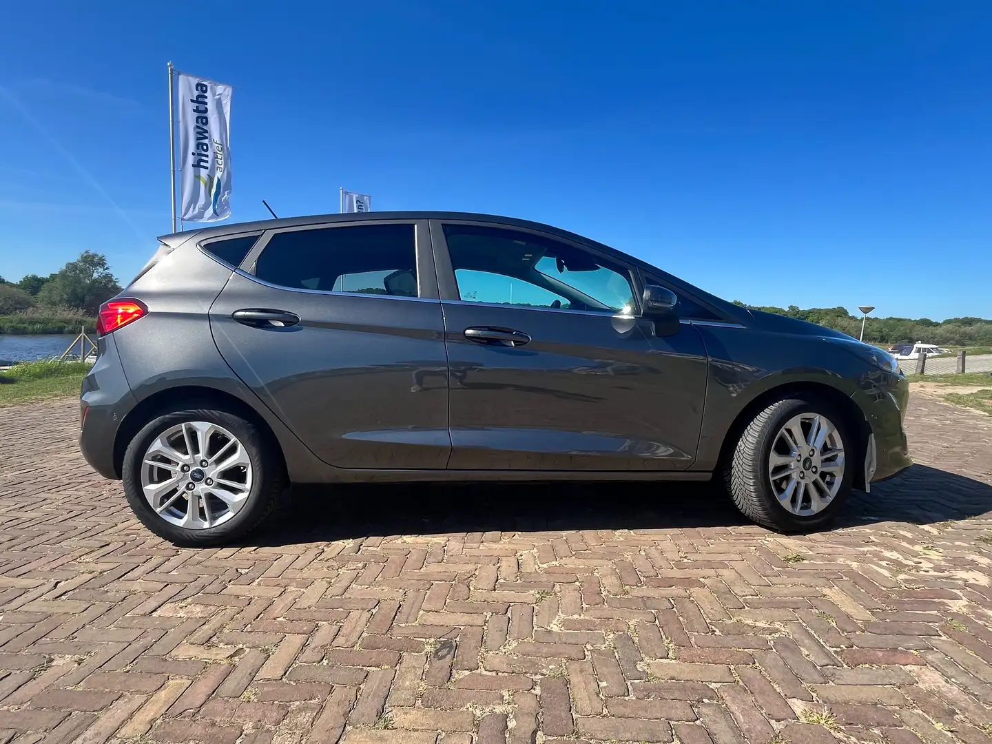 Ford Fiesta Fiesta 1.0 EcoBoost Hybride-benzine Titanium Grijs - 2
