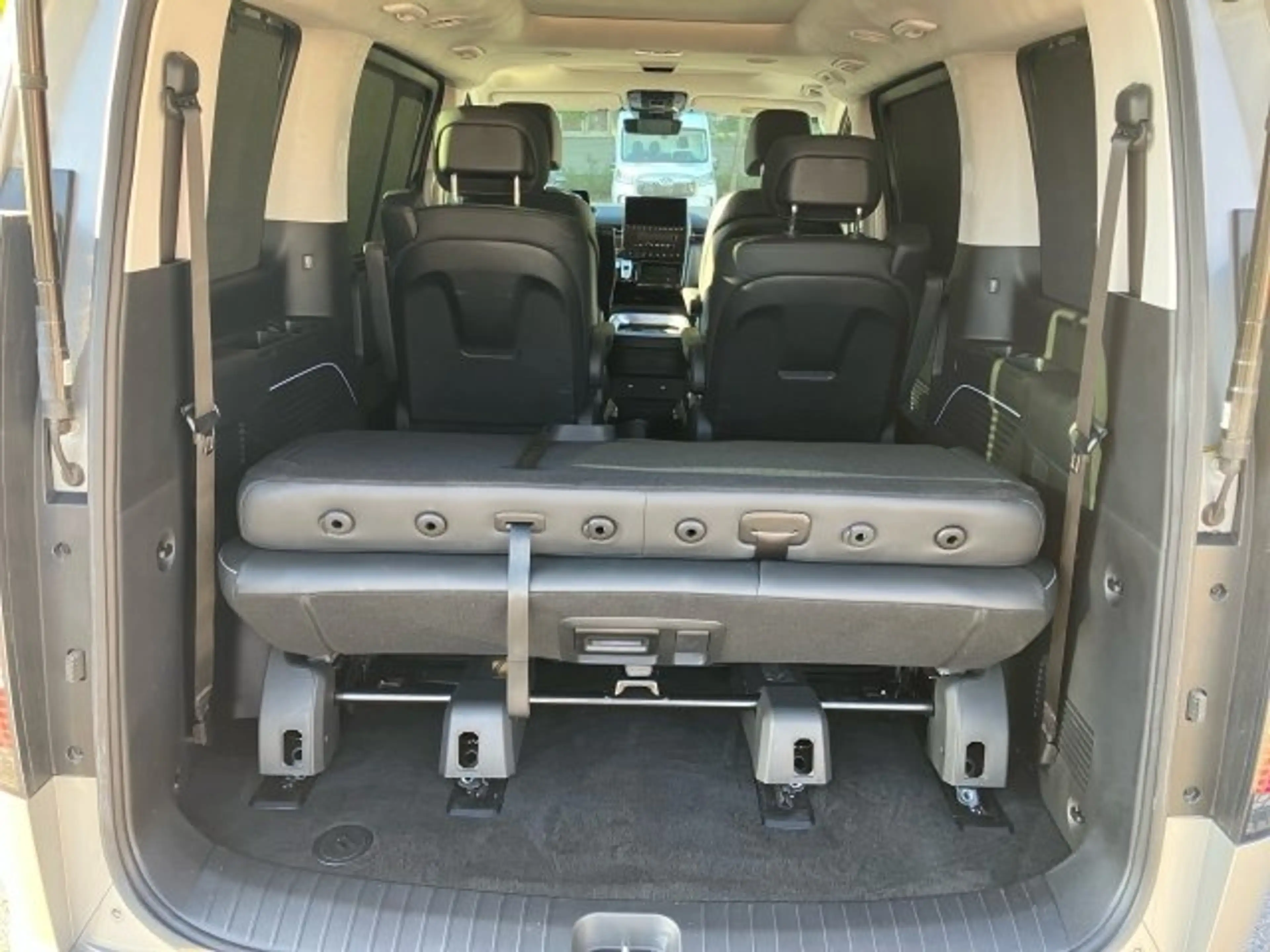 Hyundai STARIA Bus Luxury Li — photo 12