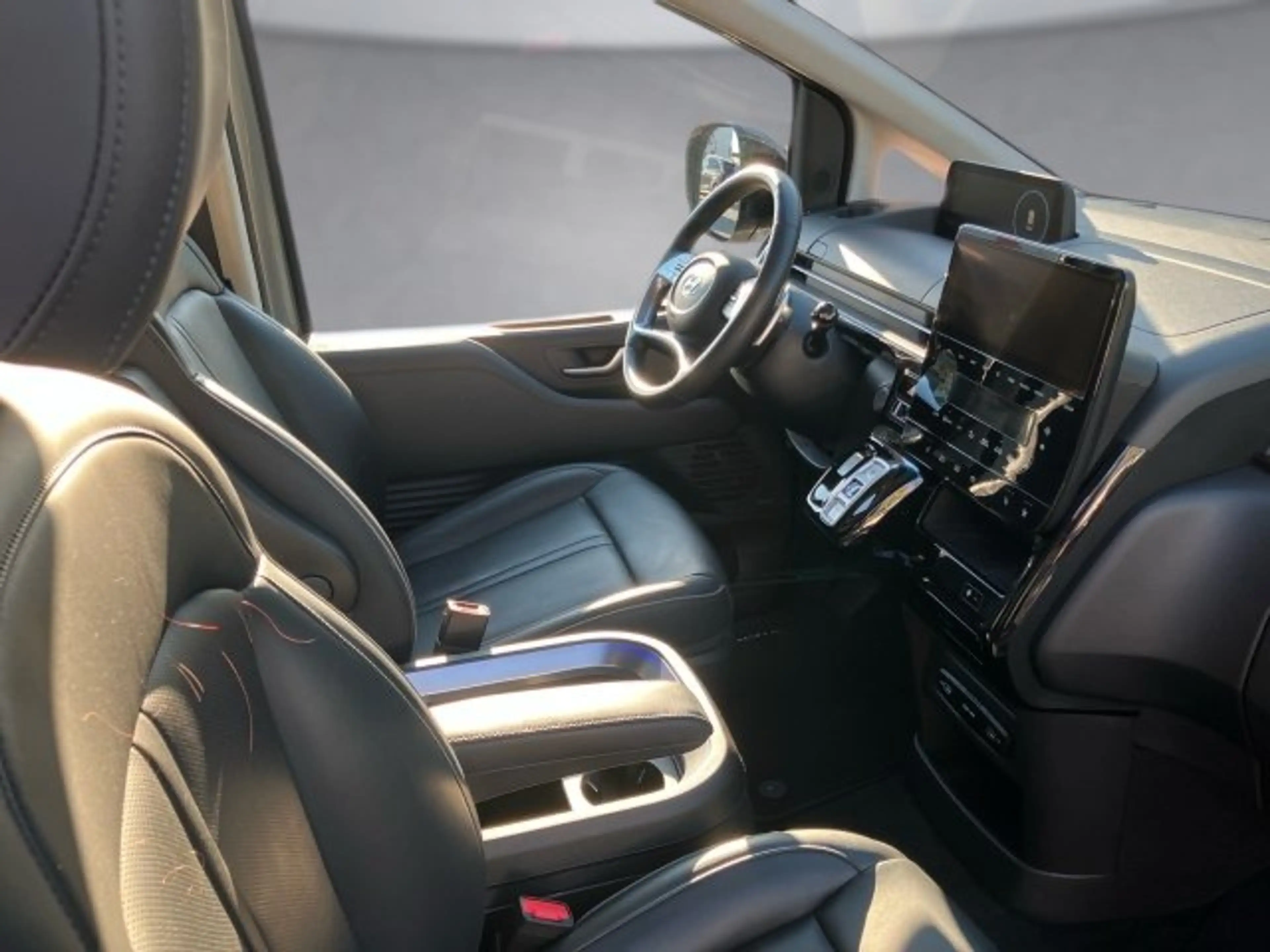 Hyundai STARIA Bus Luxury Li — photo 10