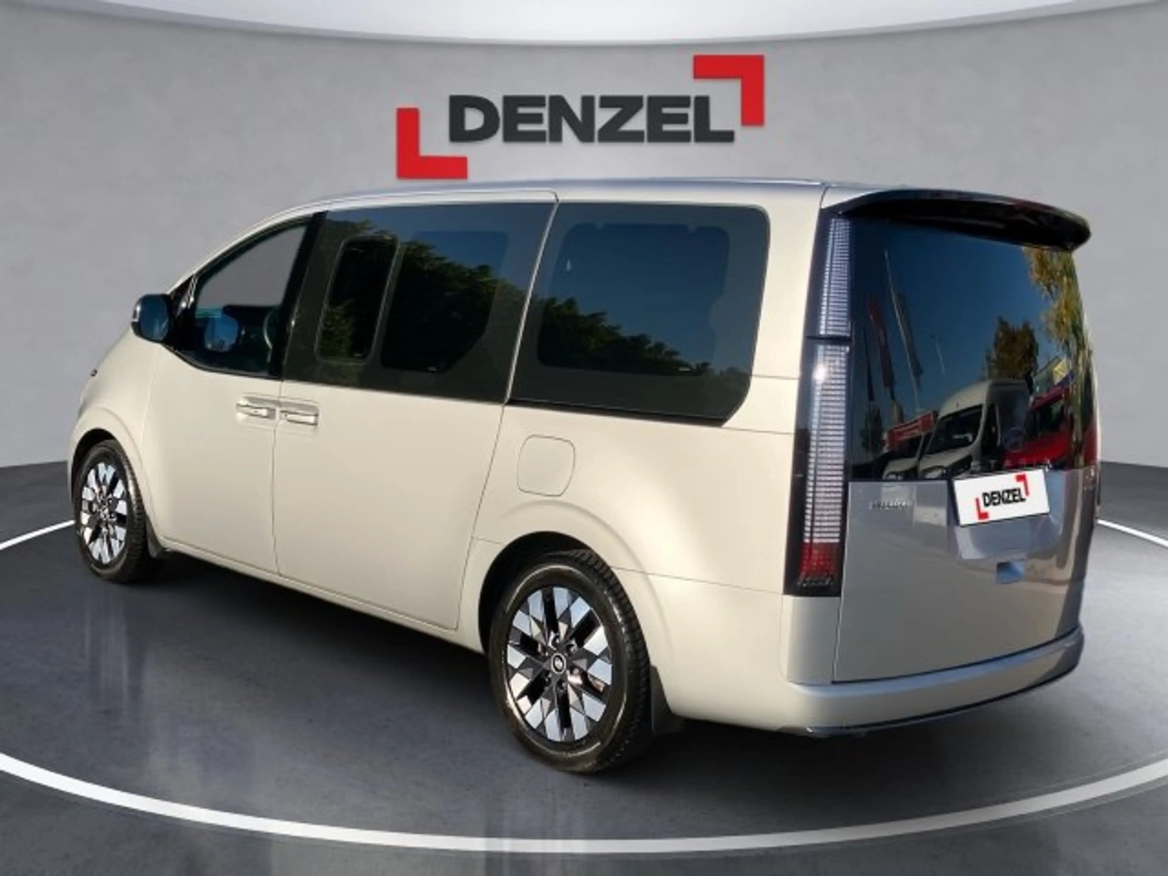 Hyundai STARIA Bus Luxury Li — photo 3