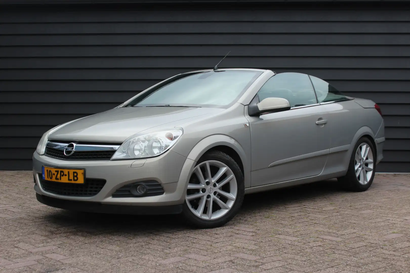 Opel Astra TwinTop 1.8 Temptation - CLIMA - NAVI - KEYLESS - Grijs - 1