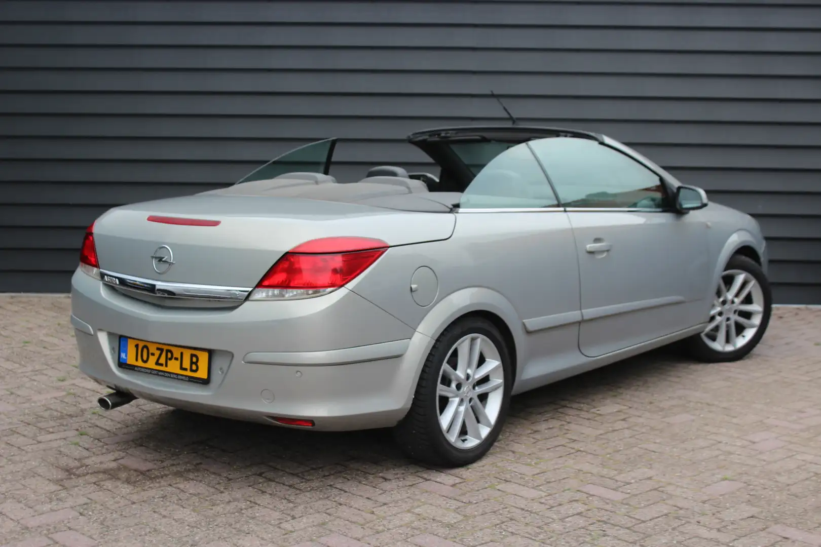 Opel Astra TwinTop 1.8 Temptation - CLIMA - NAVI - KEYLESS - Grijs - 2