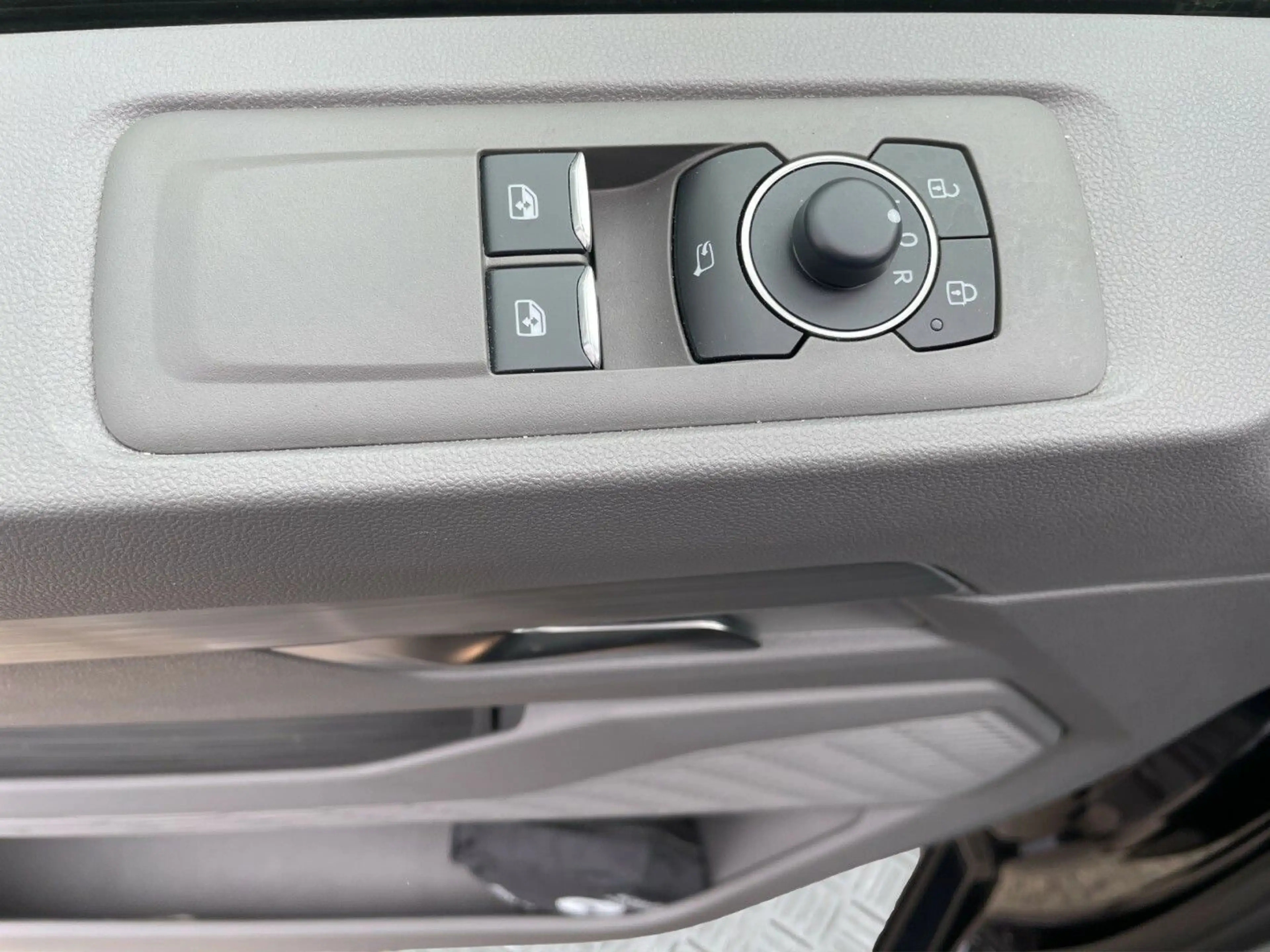 Volkswagen T7 Caravelle 2.0 TDI Life LR AHK LED 8 Sitzer — photo 12