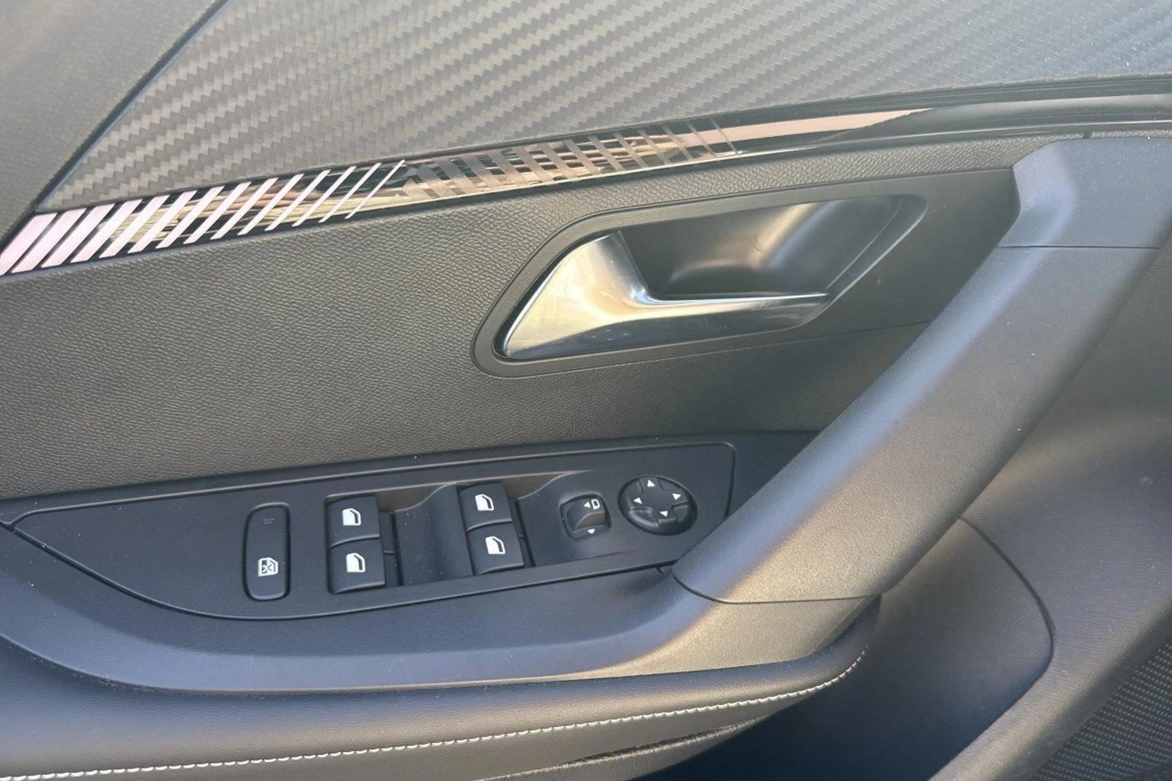 Peugeot 2008 Allure — photo 17