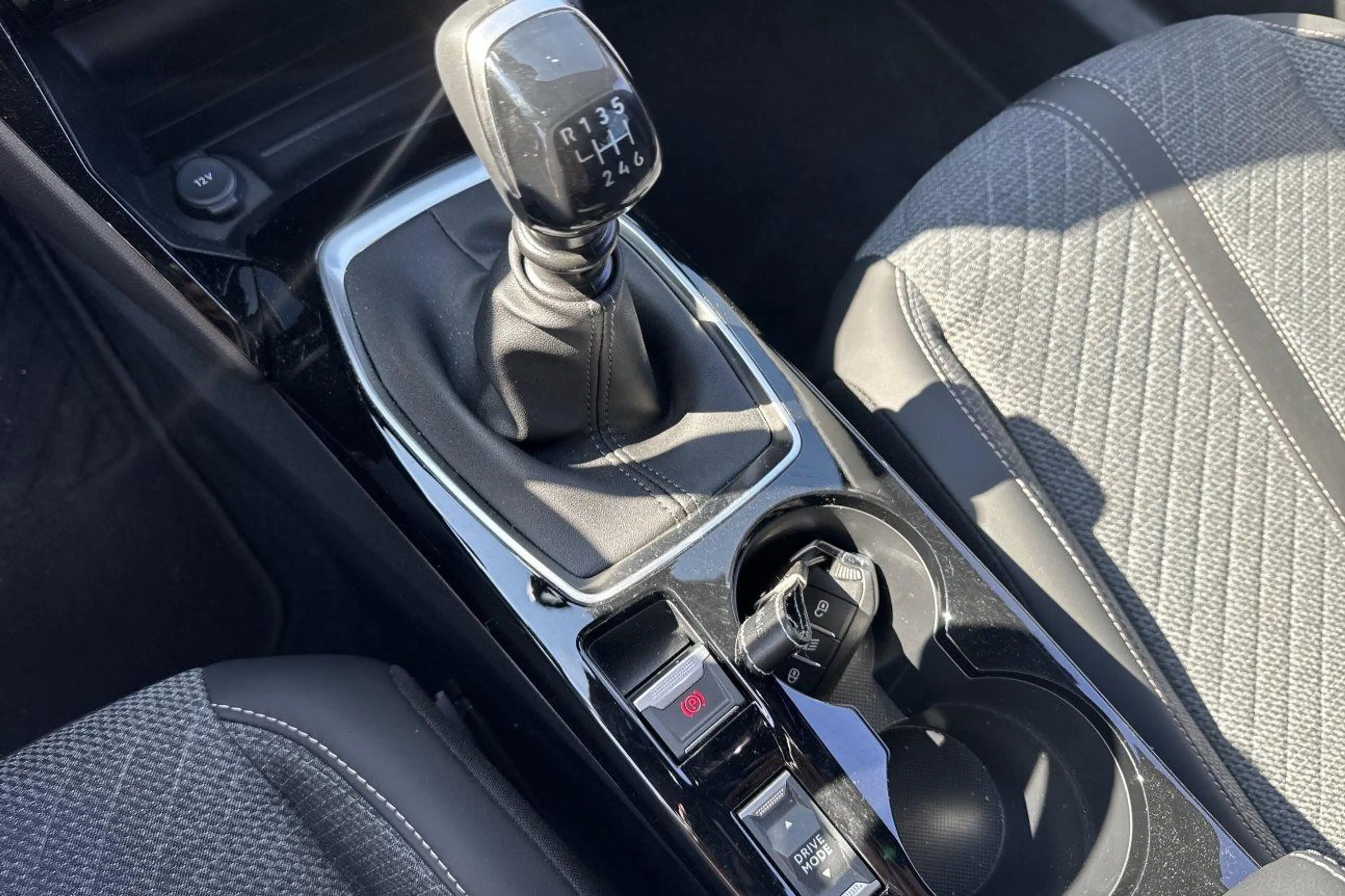 Peugeot 2008 Allure — photo 16