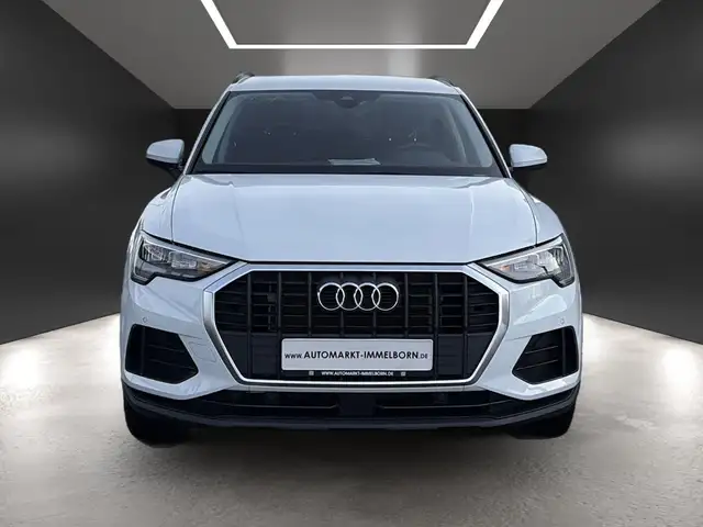 Audi Q3 view 8