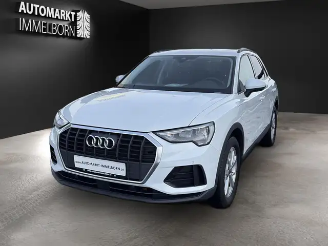 Audi Q3 view 3