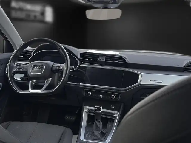Audi Q3 view 15