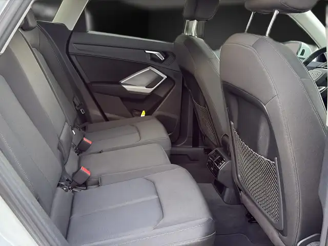 Audi Q3 view 21