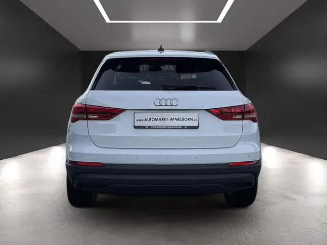 Audi Q3 view 9