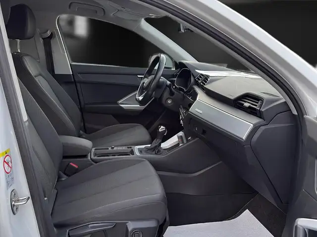 Audi Q3 view 13