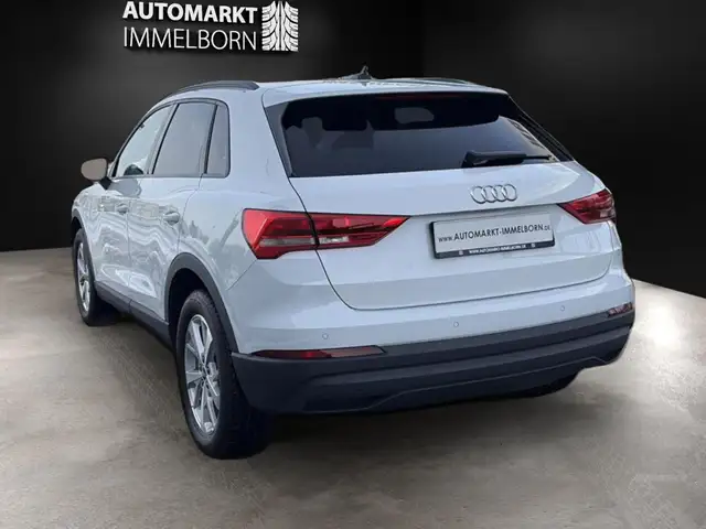 Audi Q3 view 11