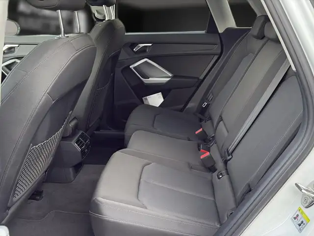 Audi Q3 view 20