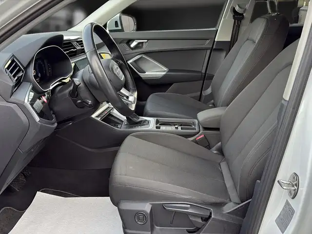 Audi Q3 view 14