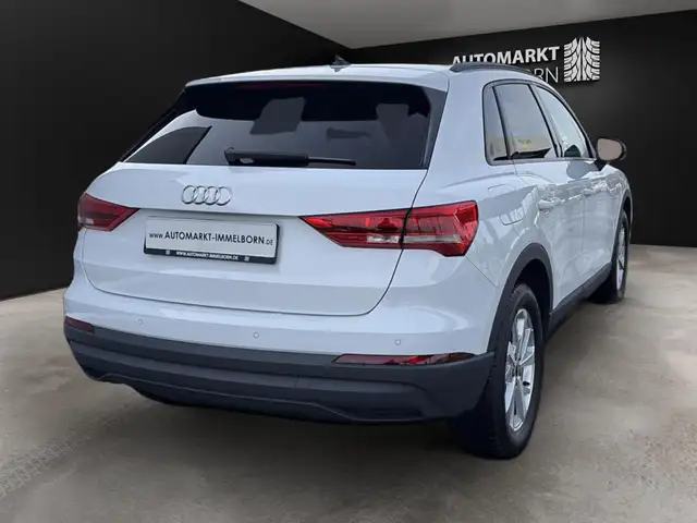 Audi Q3 view 10