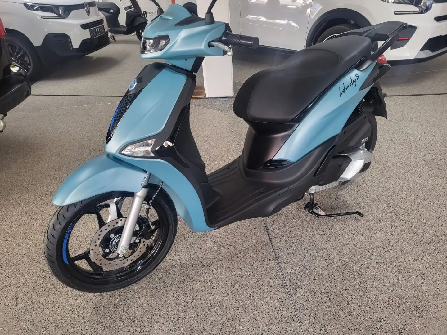 Piaggio Liberty 125 IGET E5+ White & Blue Wit - 2