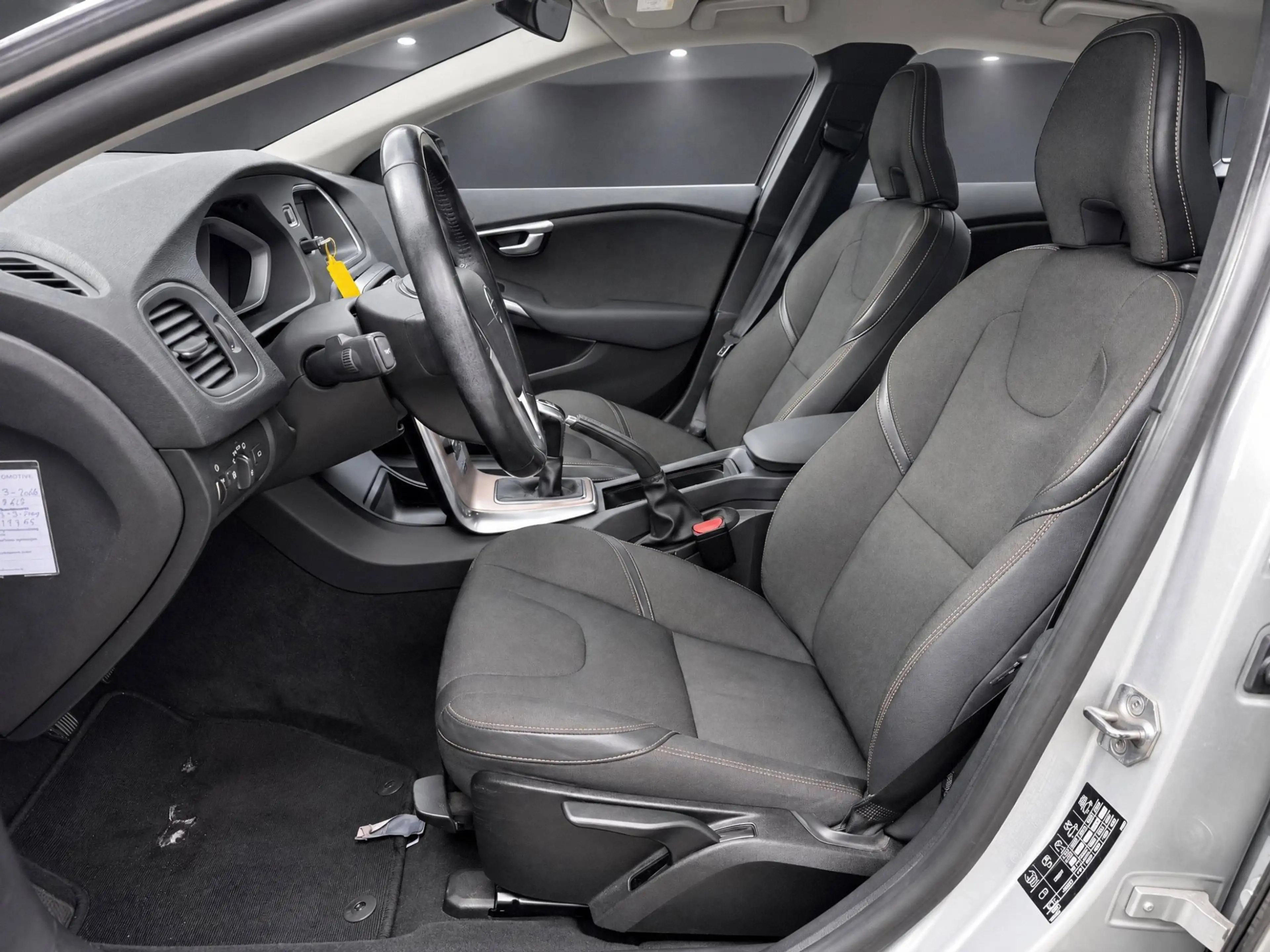 Volvo V40 Cross Country 2.0 T3 Momentum met Climate !!! Cruise !!! Led !!! — photo 12
