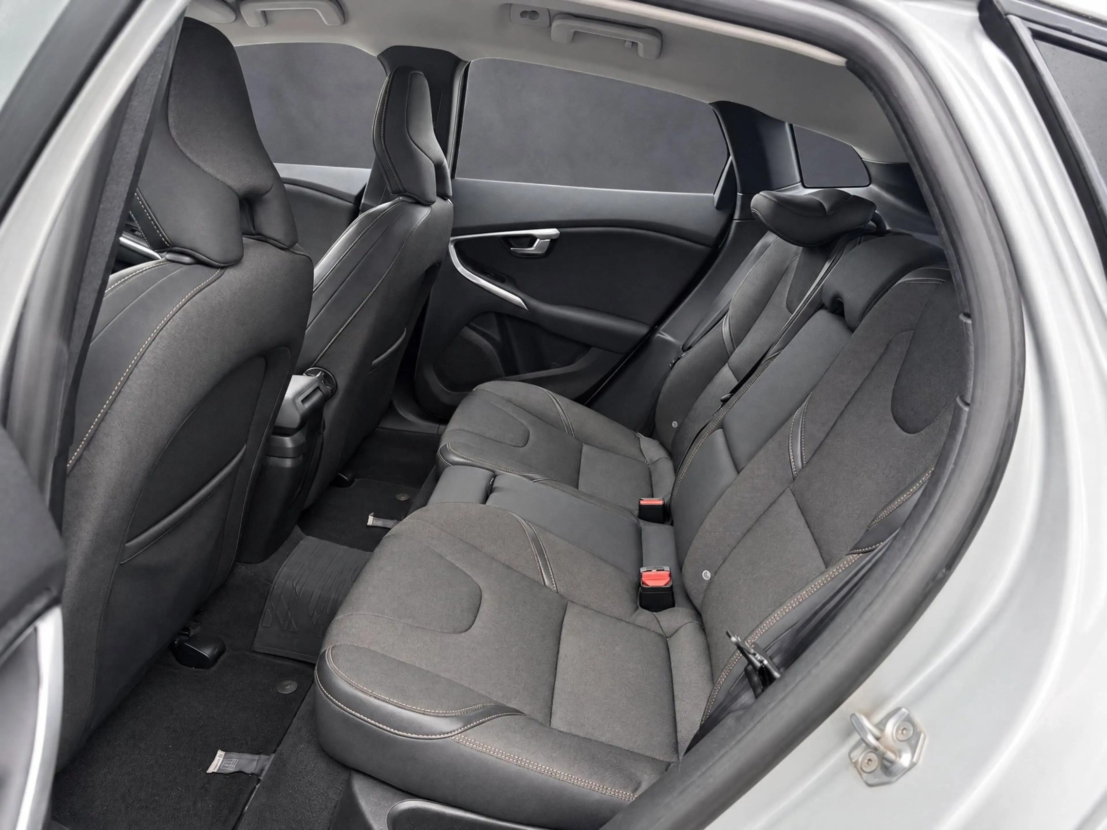 Volvo V40 Cross Country 2.0 T3 Momentum met Climate !!! Cruise !!! Led !!! — photo 13
