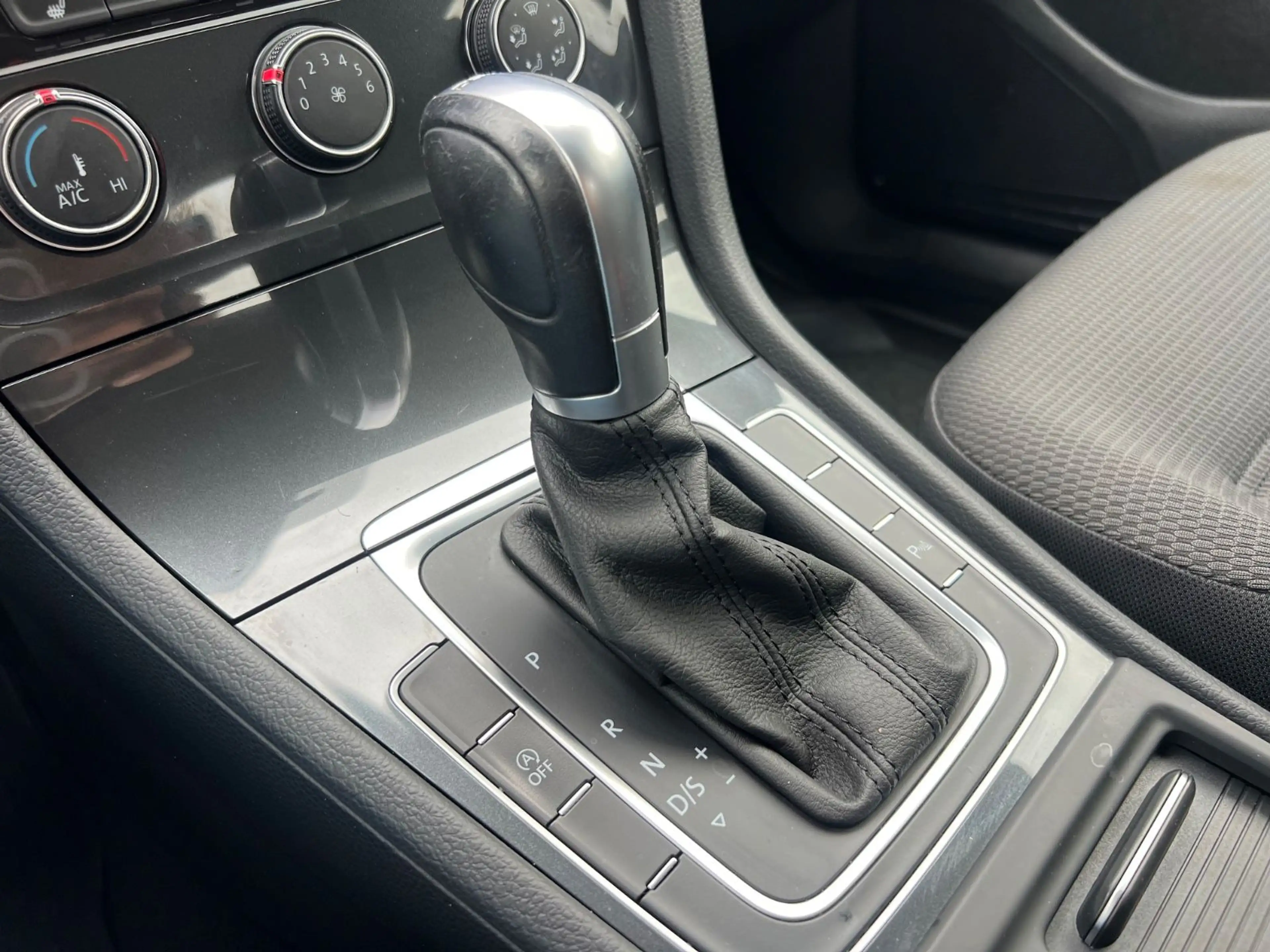Volkswagen Golf VII Lim. Comfortline DSG*KLIMAAUT*TEMP*SHZ* — photo 10