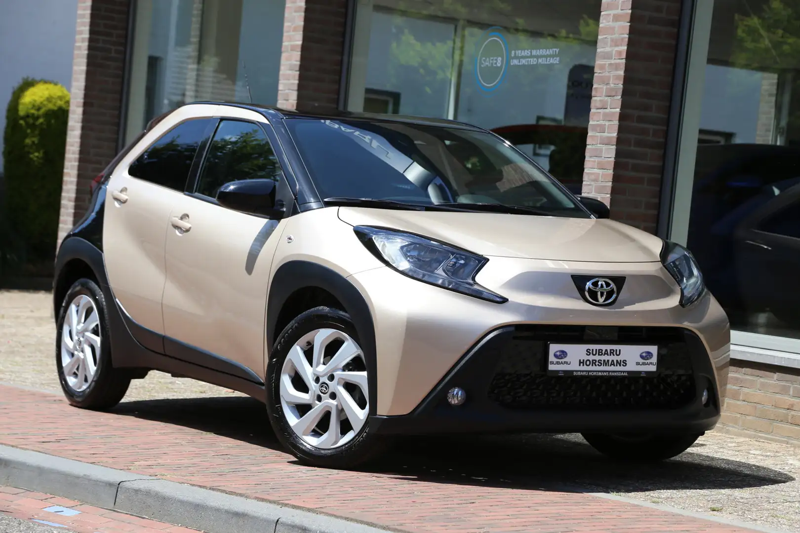 Toyota Aygo X 1.0 VVT-i MT Pulse Carplay Camera ACC 11.000km!! Grijs - 1