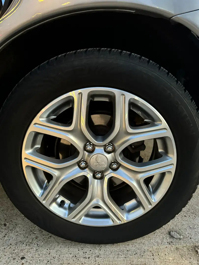 Mitsubishi Outlander 2.0 4WD Plug-In Hybrid - 1