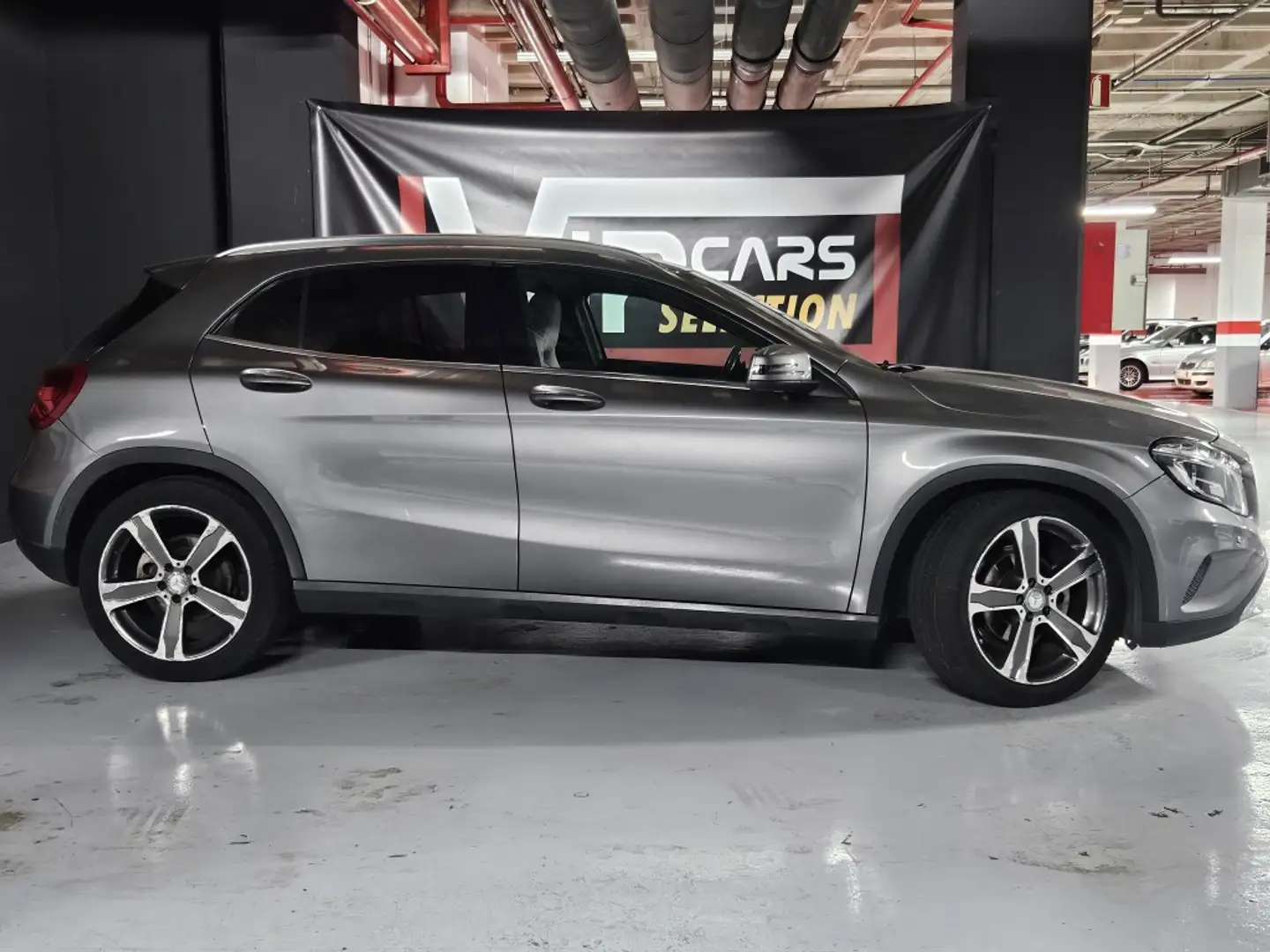 Mercedes-Benz GLA 200 200d Urban Gris - 2