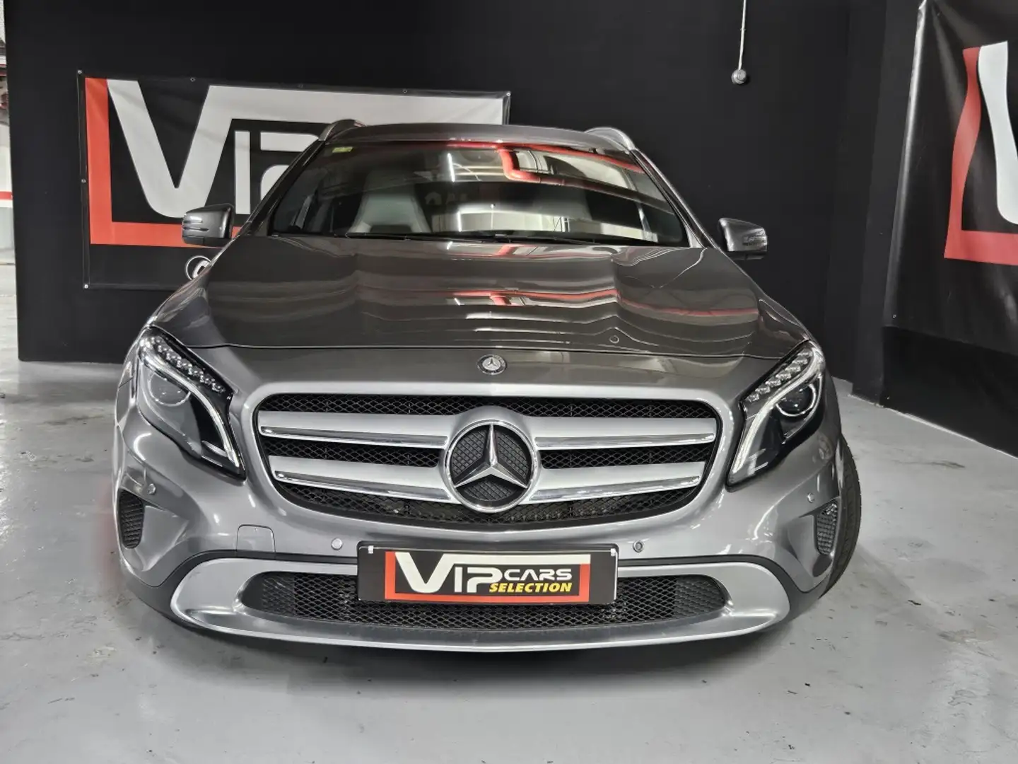 Mercedes-Benz GLA 200 200d Urban Gris - 1
