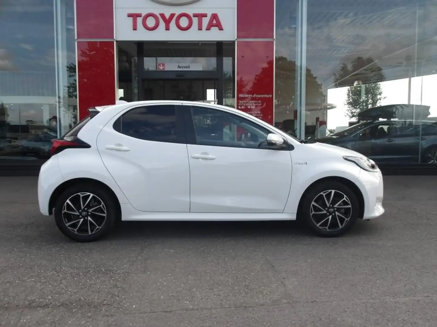 Toyota Yaris 116h Design 5p Blanc - 1