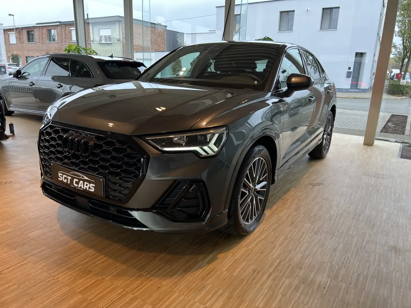 Audi Q3 45 TFSIe SB - S line - Keyless - Camera - Alantara Gris - 2
