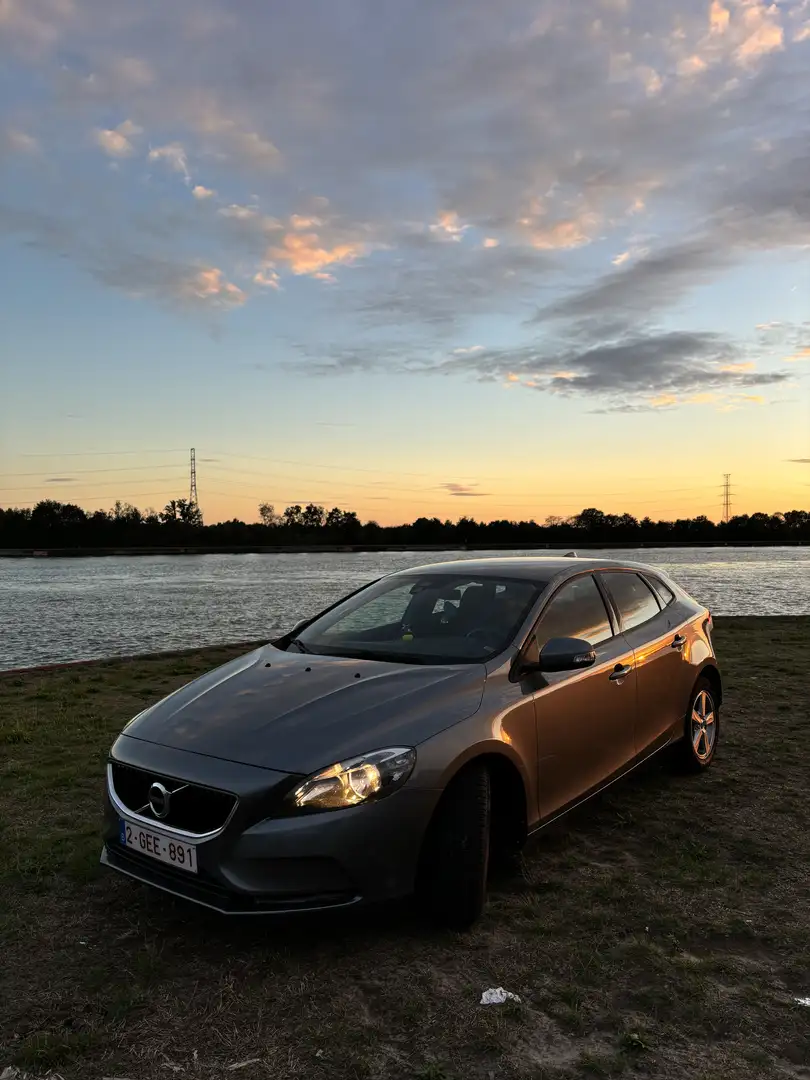 Volvo V40 D2 180 PK Grijs - 1