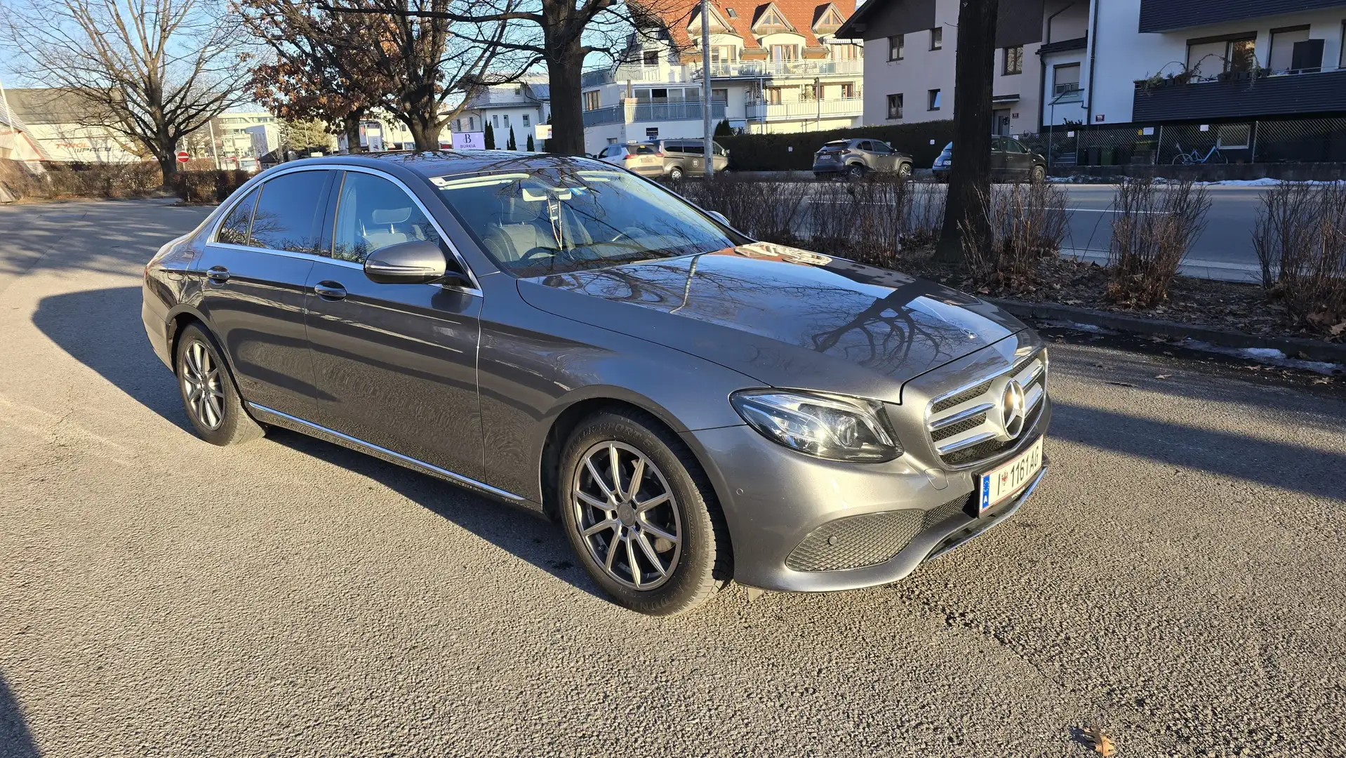 Mercedes-Benz E 220 d T Avantgarde Aut. Grau - 2