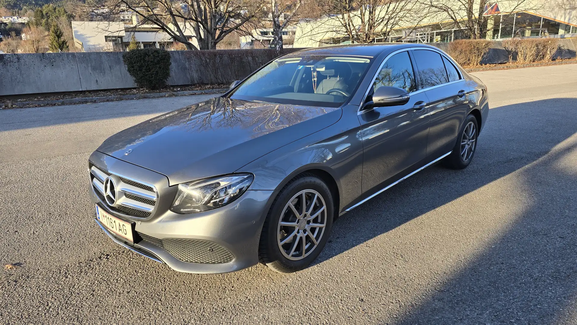 Mercedes-Benz E 220 d T Avantgarde Aut. Grau - 1