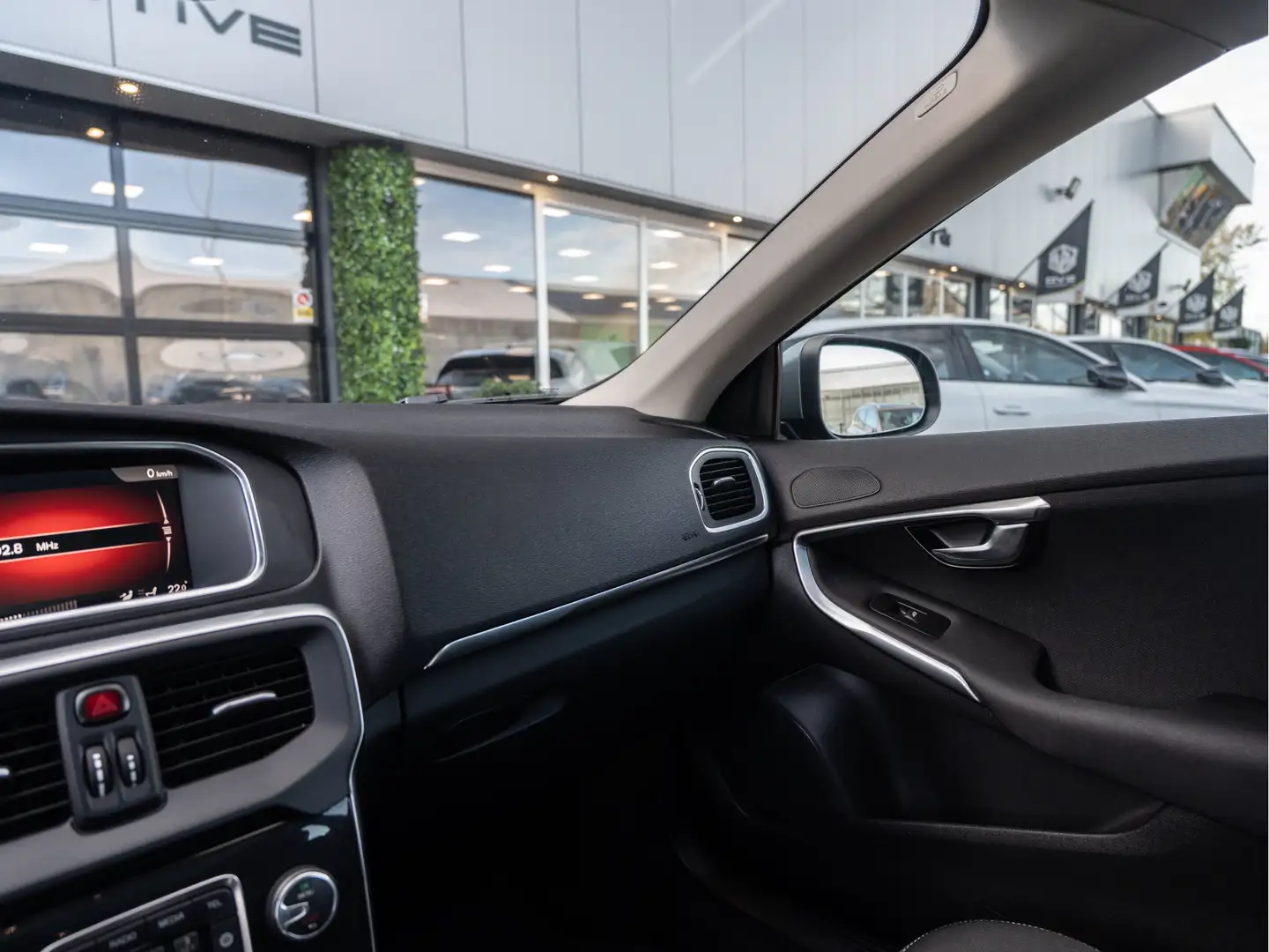 Volvo V40 2.0 T2 Momentum | Pano | Camera | LED | Gris - 2