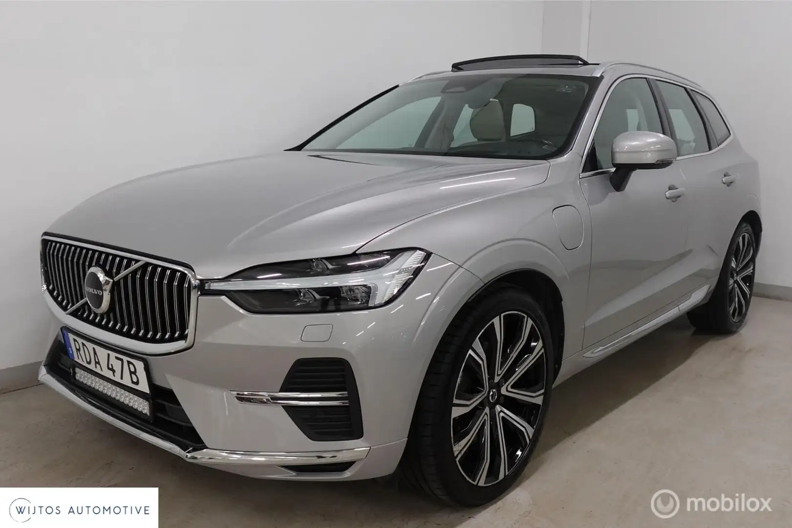 Volvo XC60 2.0 T8 Plug-in hybrid AWD Inscription, lucht, H/K Argent - 1