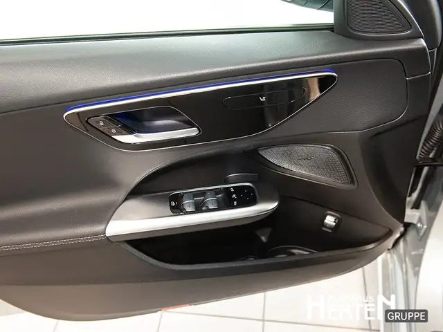 Mercedes-Benz C-Class view 9
