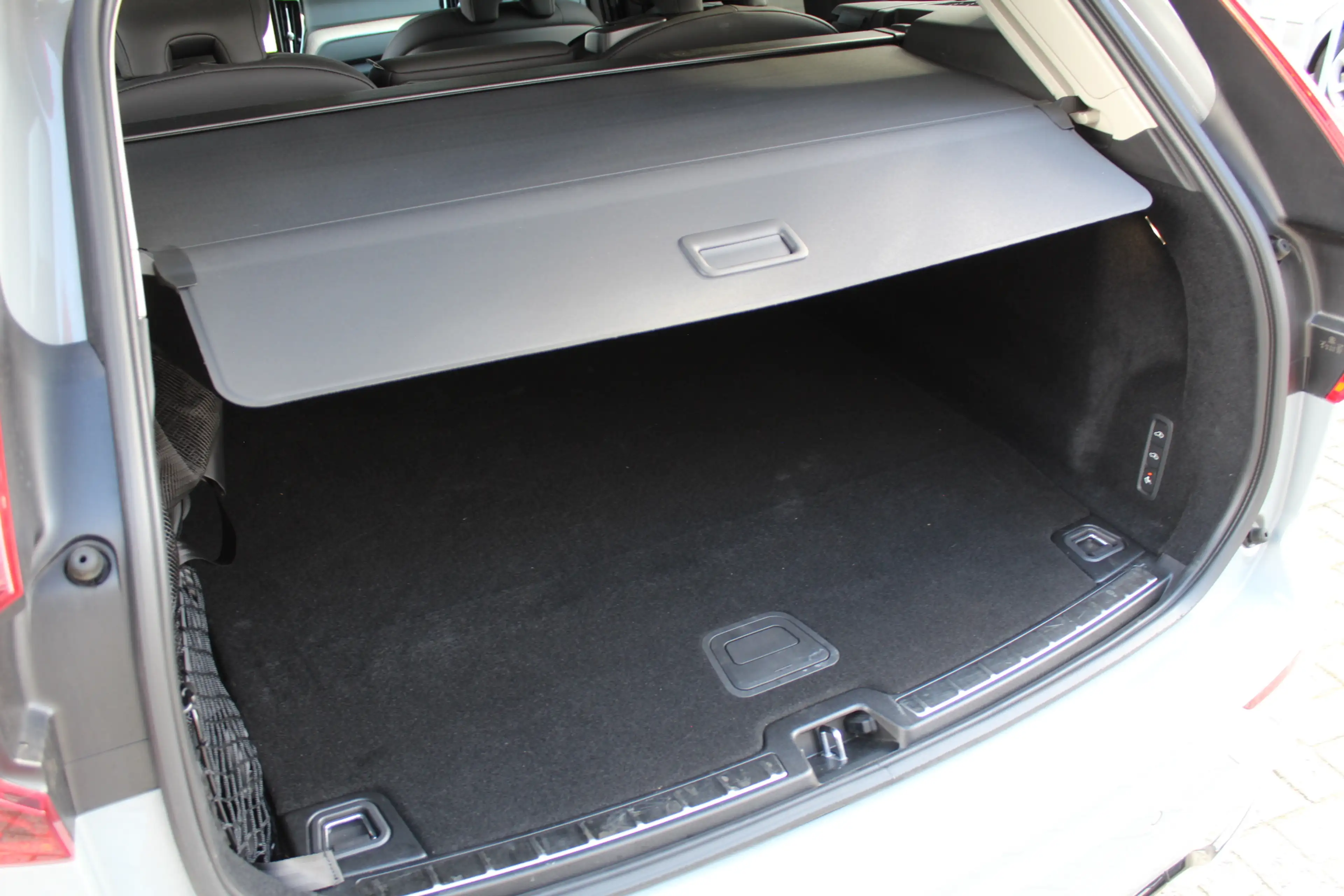 Volvo XC60 2.0 T6 Plug-in hybrid AWD Plus Dark | Luchtvering — photo 45