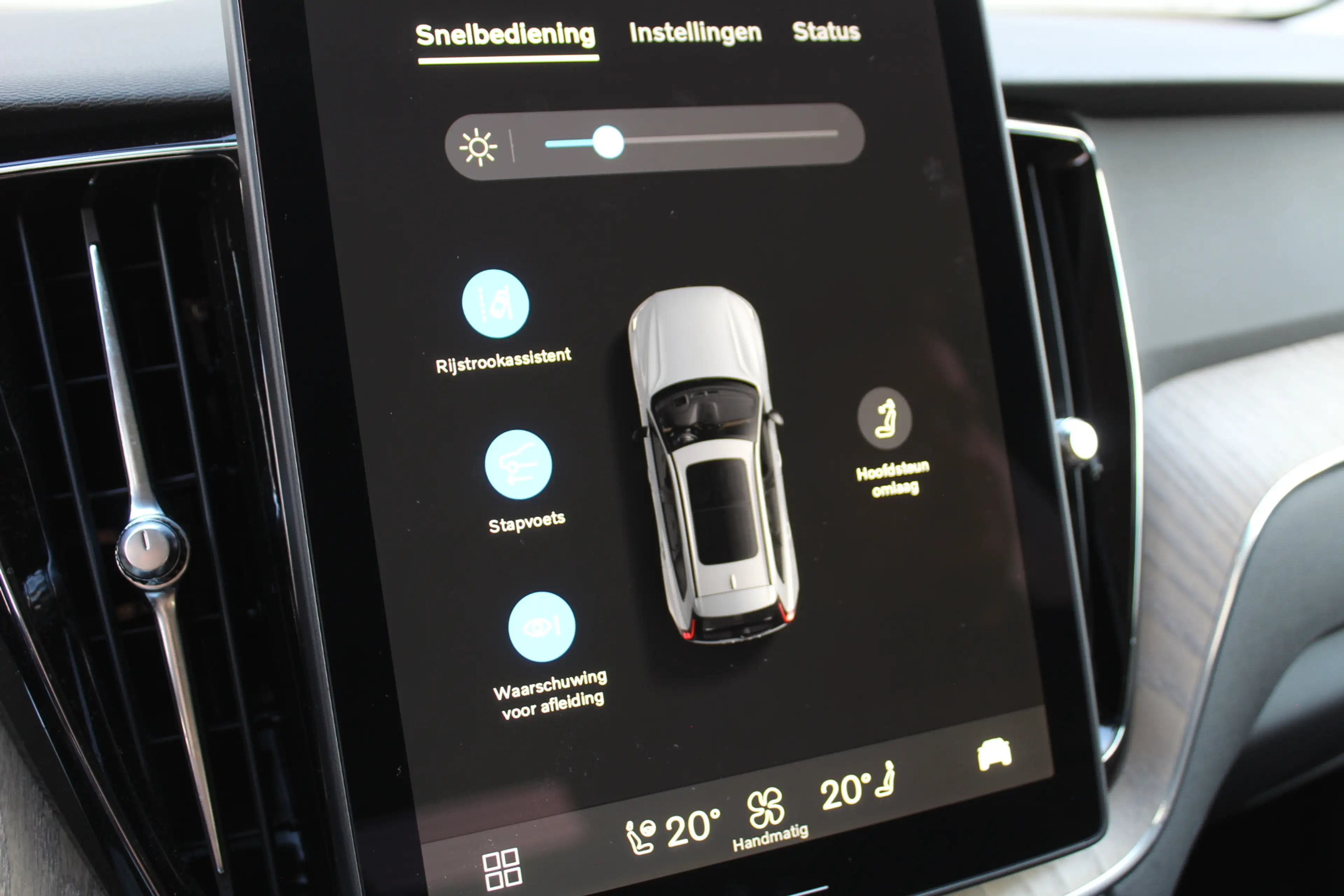 Volvo XC60 2.0 T6 Plug-in hybrid AWD Plus Dark | Luchtvering — photo 32