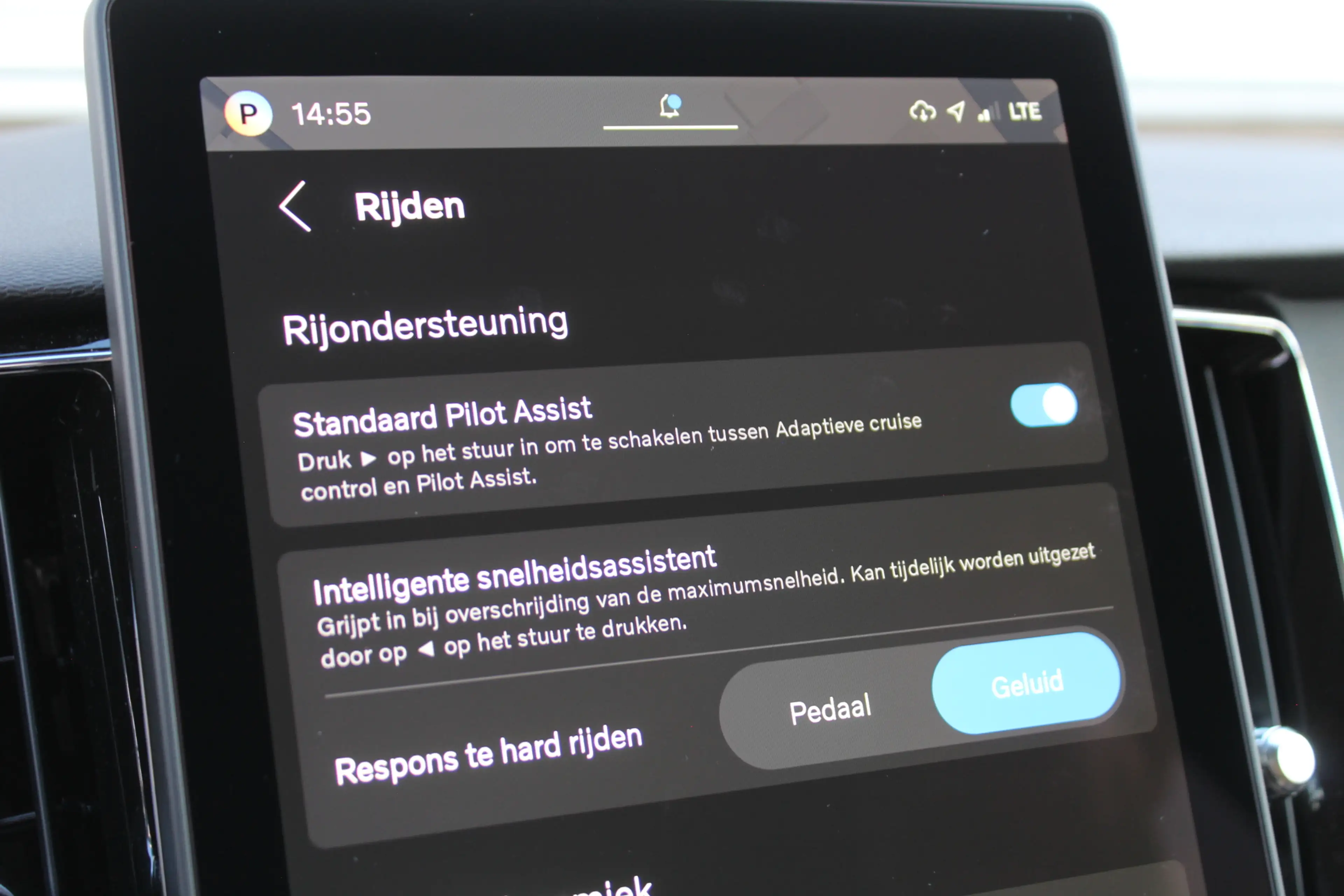 Volvo XC60 2.0 T6 Plug-in hybrid AWD Plus Dark | Luchtvering — photo 34