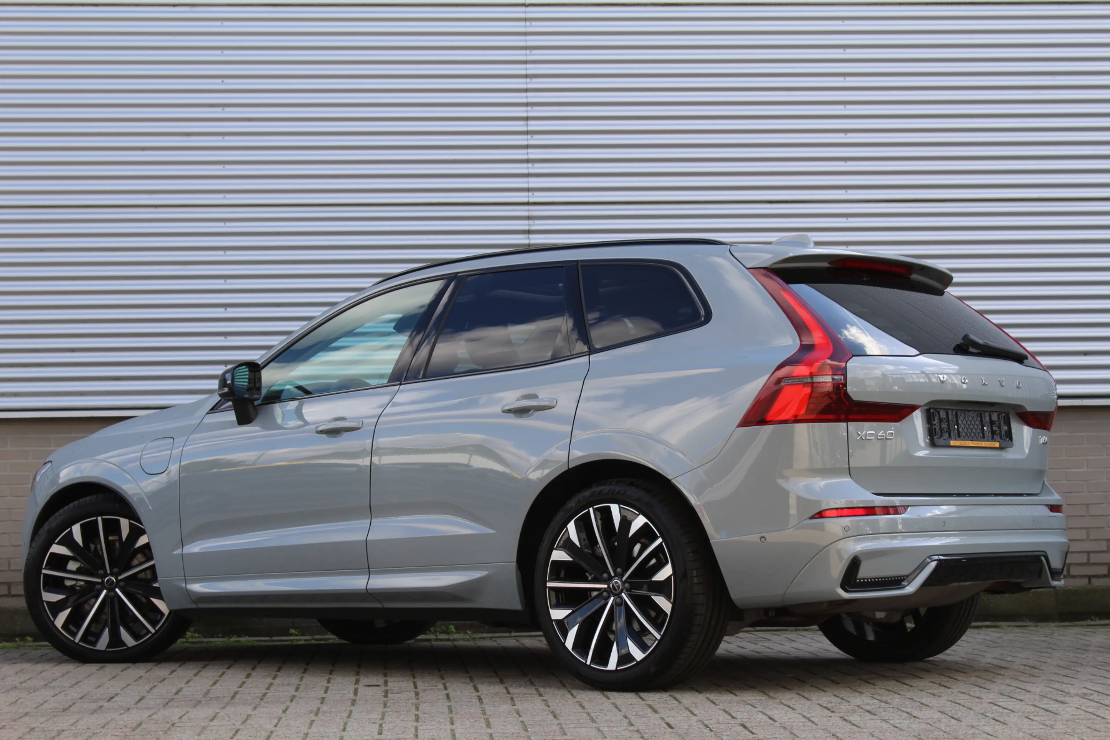 Volvo XC60 2.0 T6 Plug-in hybrid AWD Plus Dark | Luchtvering — photo 3