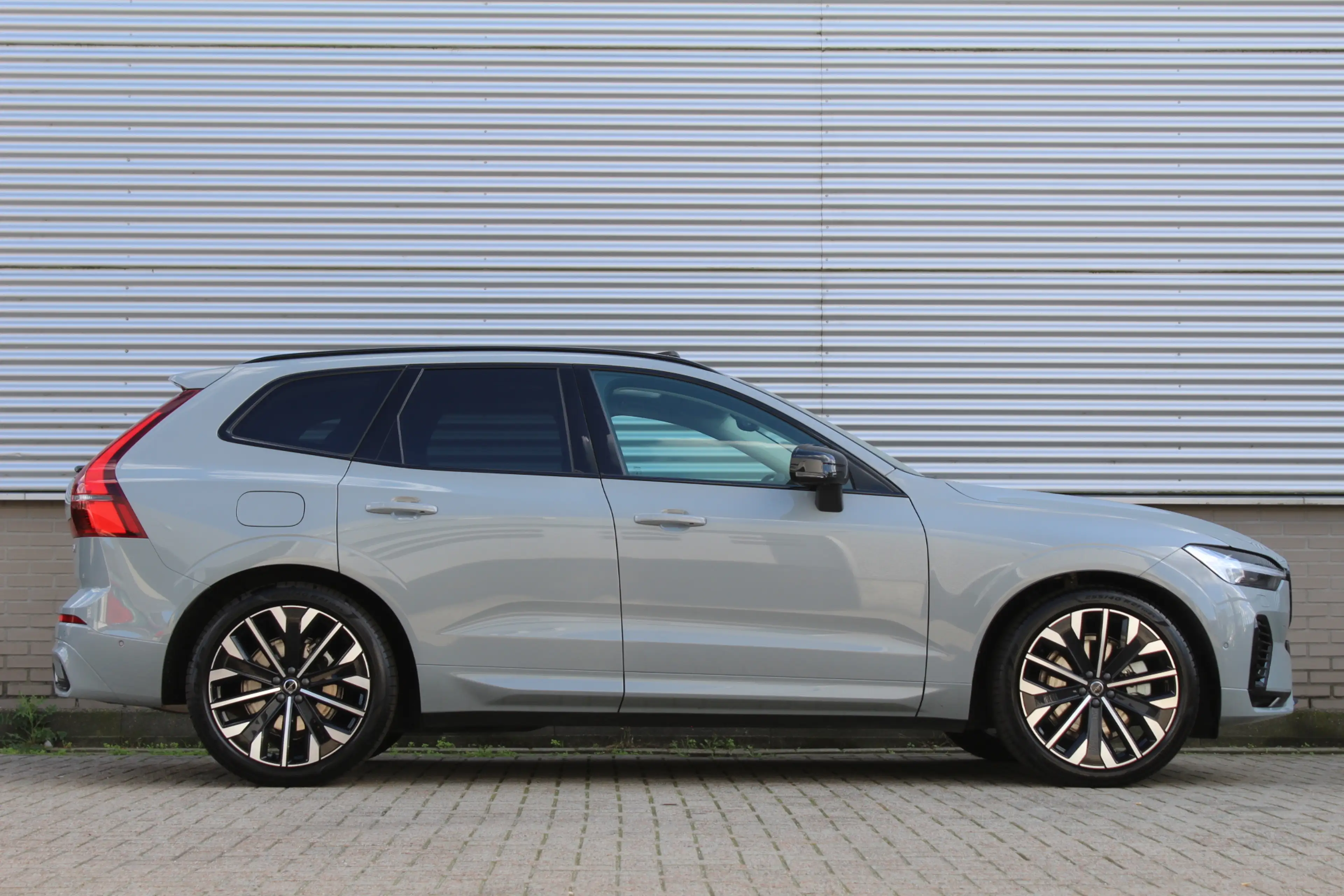 Volvo XC60 2.0 T6 Plug-in hybrid AWD Plus Dark | Luchtvering — photo 2