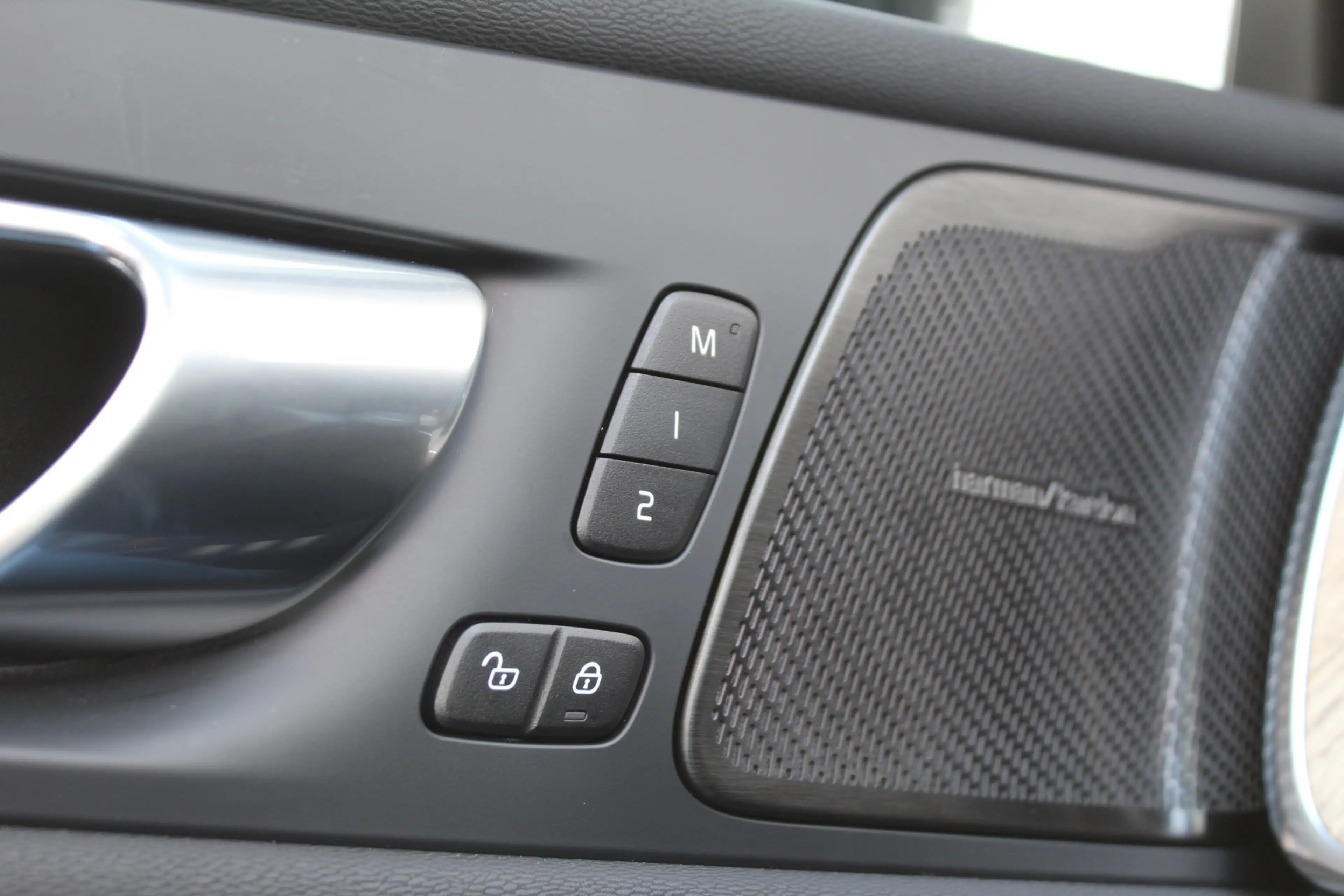 Volvo XC60 2.0 T6 Plug-in hybrid AWD Plus Dark | Luchtvering — photo 19