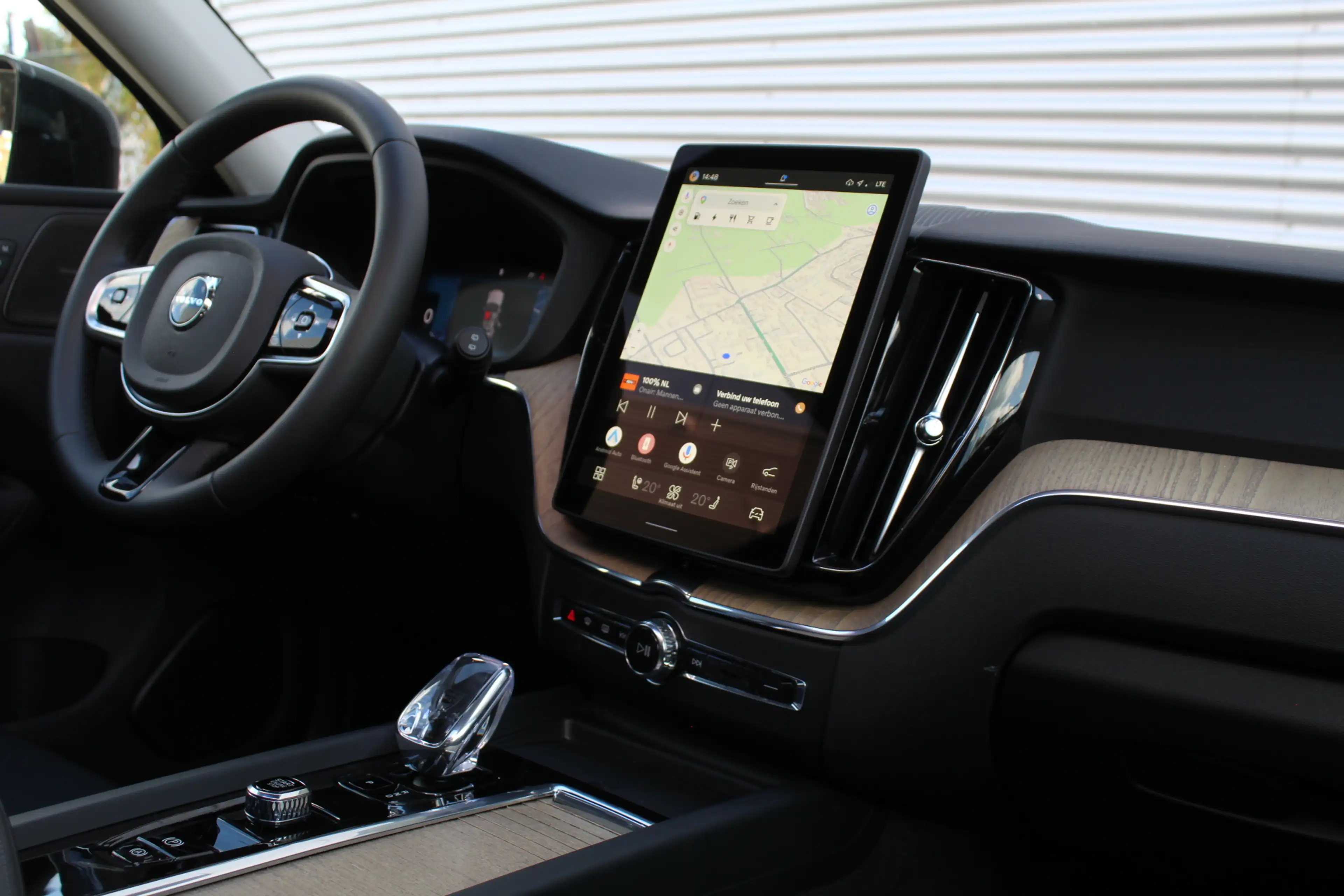 Volvo XC60 2.0 T6 Plug-in hybrid AWD Plus Dark | Luchtvering — photo 6