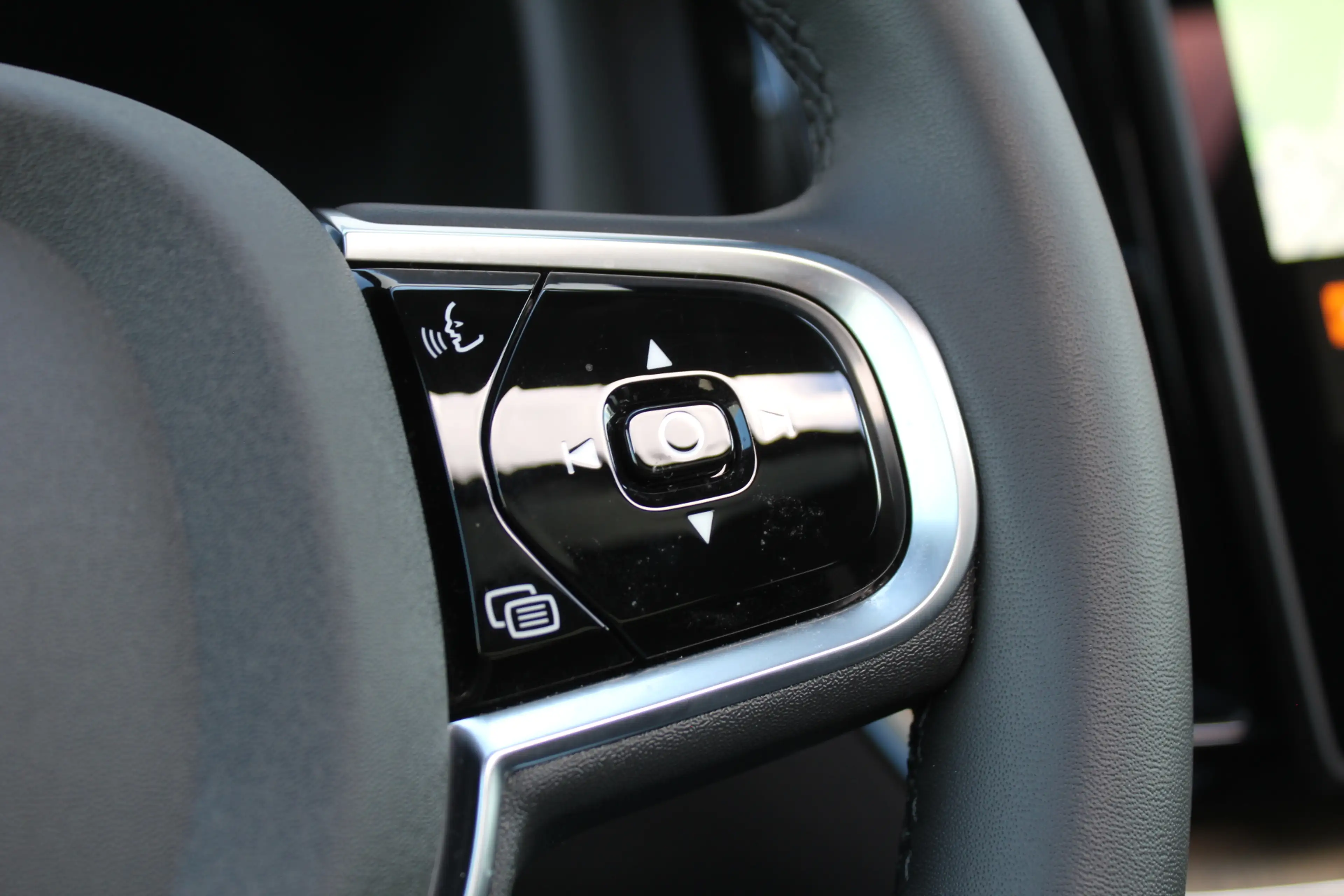 Volvo XC60 2.0 T6 Plug-in hybrid AWD Plus Dark | Luchtvering — photo 12